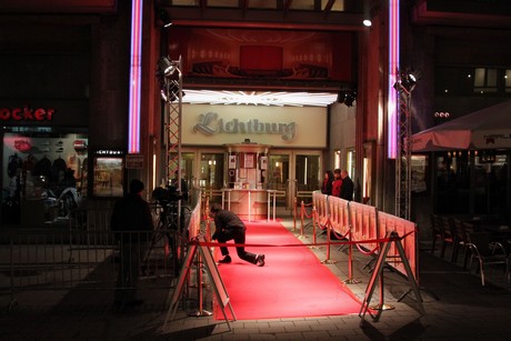 satte-farben-vor-schwarz