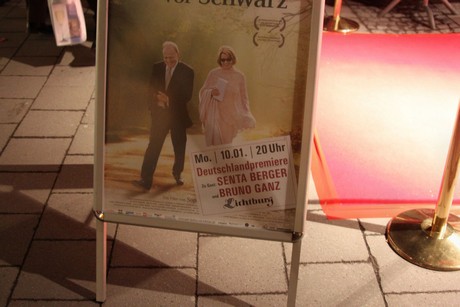 satte-farben-vor-schwarz