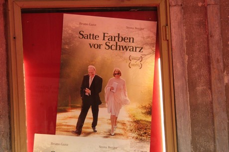 satte-farben-vor-schwarz