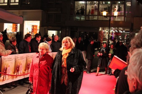 satte-farben-vor-schwarz