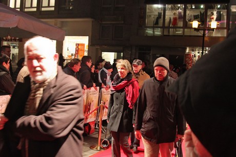 satte-farben-vor-schwarz