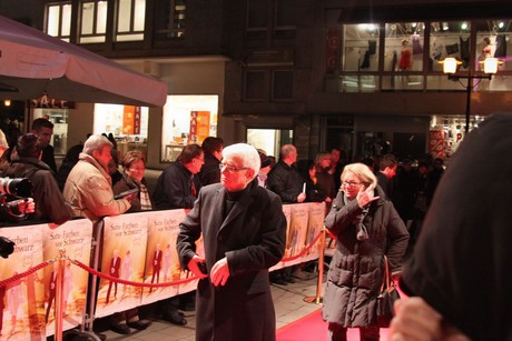 satte-farben-vor-schwarz