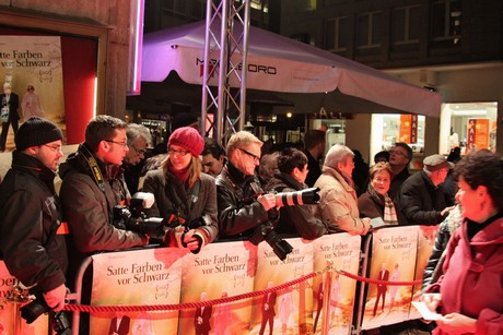 satte-farben-vor-schwarz