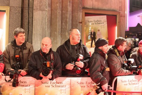 satte-farben-vor-schwarz
