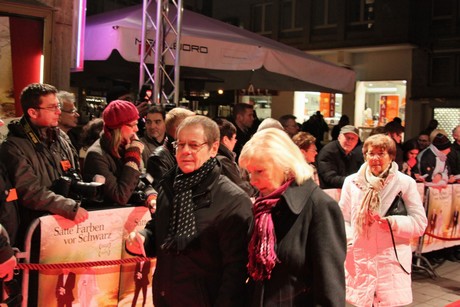 satte-farben-vor-schwarz
