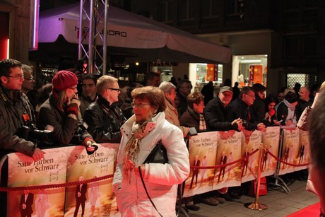 satte-farben-vor-schwarz