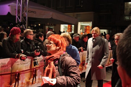 satte-farben-vor-schwarz