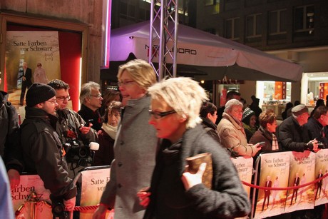 satte-farben-vor-schwarz
