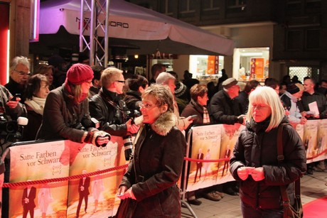 satte-farben-vor-schwarz