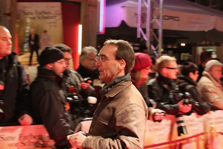 satte-farben-vor-schwarz