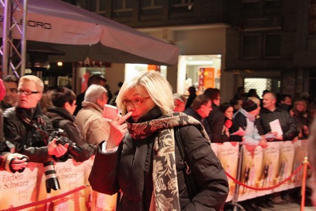 satte-farben-vor-schwarz