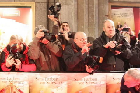 satte-farben-vor-schwarz