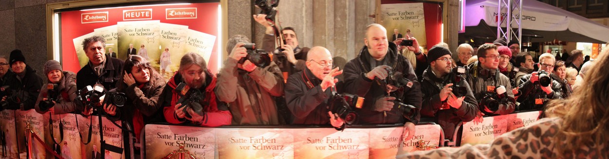 Satte Farben vor Schwarz