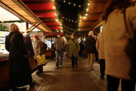 weihnachtsmarkt-neumarkt