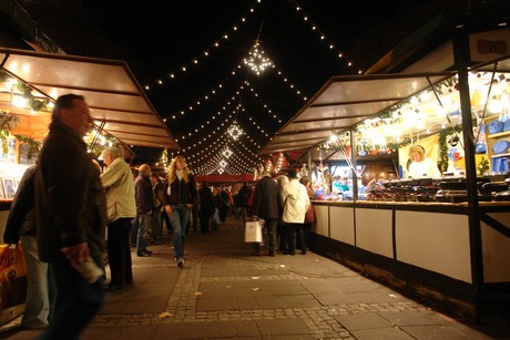 weihnachtsmarkt-neumarkt