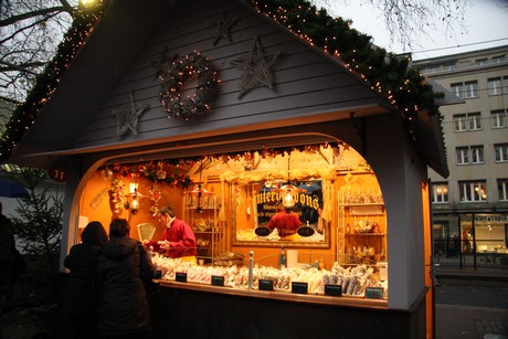 weihnachtsmarkt-neumarkt