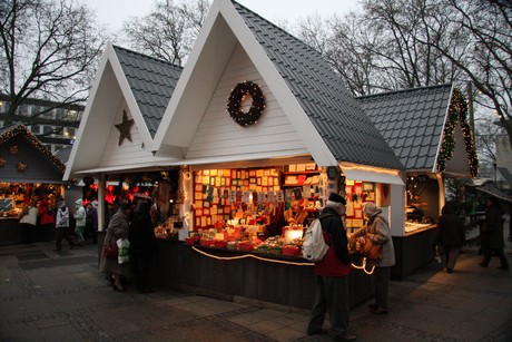 weihnachtsmarkt-neumarkt