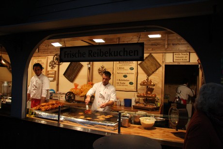 weihnachtsmarkt-neumarkt