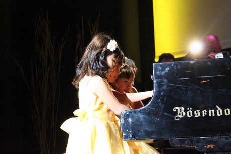 child-4-piano
