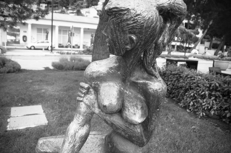 sitzende-frau