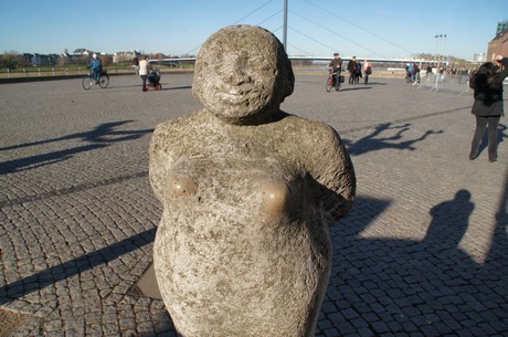 stehende-frau