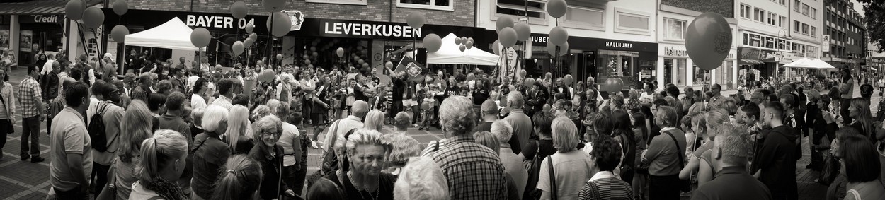 Grande opening of the new shop in the Fussgängerzone of Leverkusen mit Rudi Völler und andere Vips.