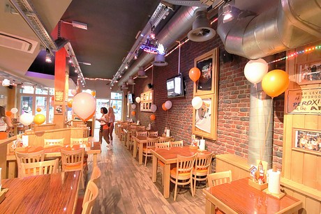 hooters