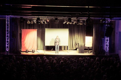 juergen-becker-Der-Kuenstler-ist-anwesend
