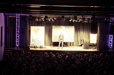 juergen-becker-Der-Kuenstler-ist-anwesend