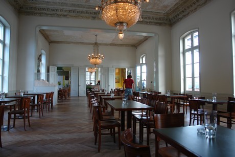rolandseck-bahnhof-cafe
