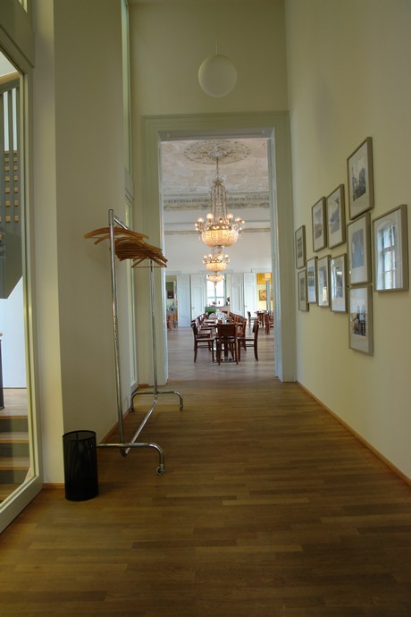 rolandseck-bahnhof-cafe
